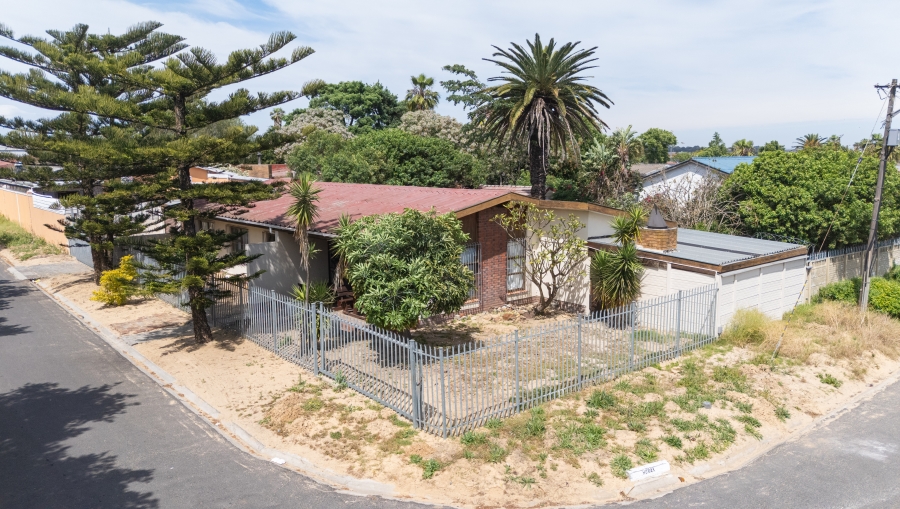 3 Bedroom Property for Sale in Peerless Park West Western Cape
